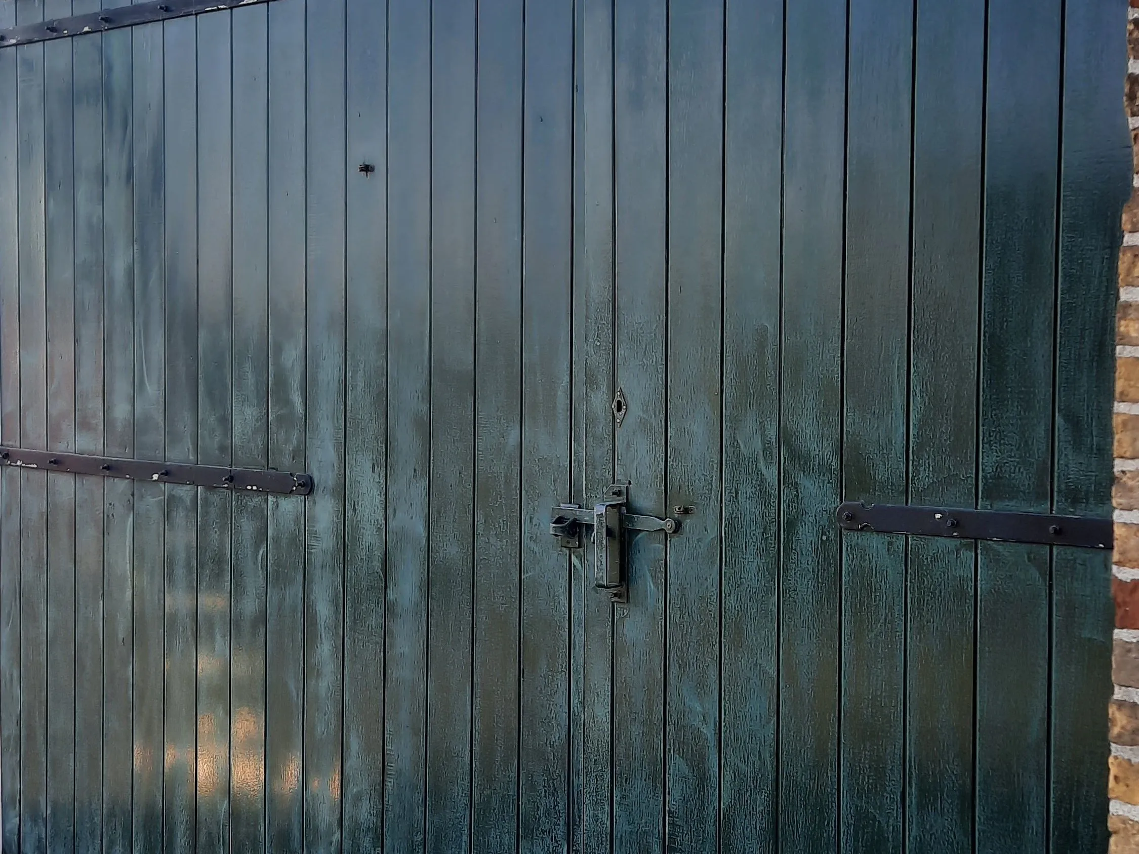 Verweerde, dofgroene garagepoort vóór het schilderwerk